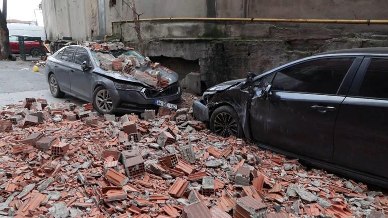 Eyüpsultanda yıkım aşamasındaki binaya ait duvar fırtınanın etkisiyle çöktü; 2 araç zarar gördü