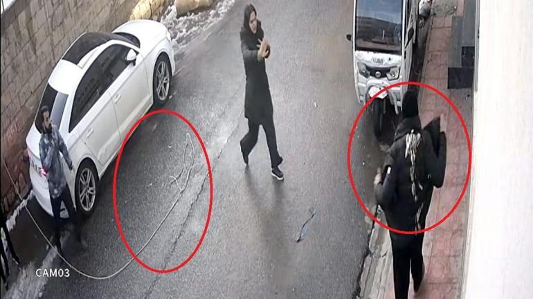 Kopan elektrik teli, üzerine düştüğü kişinin montunu yaktı; o anlar kamerada