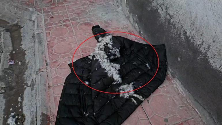 Kopan elektrik teli, üzerine düştüğü kişinin montunu yaktı; o anlar kamerada