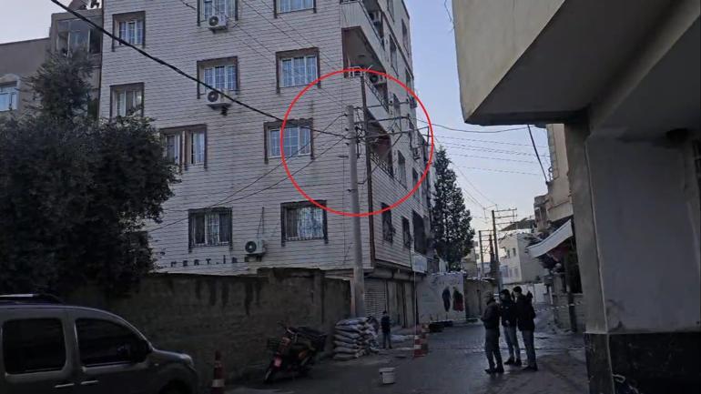 Kopan elektrik teli, üzerine düştüğü kişinin montunu yaktı; o anlar kamerada