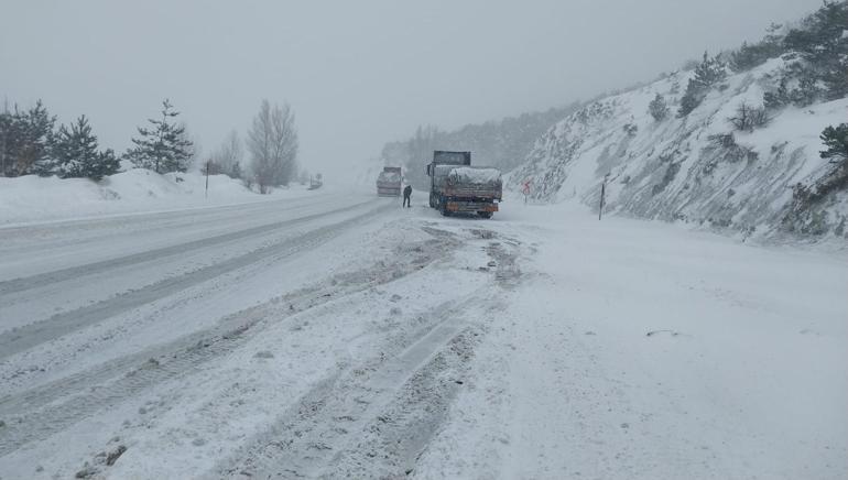 Tokat-Sivas kara yolunda kar yağışı nedeniyle ulaşım aksadı