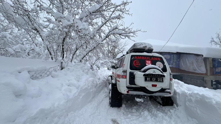 Kar nedeniyle yolu kapanan köydeki hastaya paletli ambulansla ulaşıldı