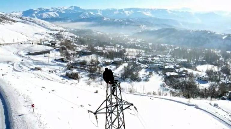 Bitliste yüksek gerilim hattında zorlu kış mesaisi