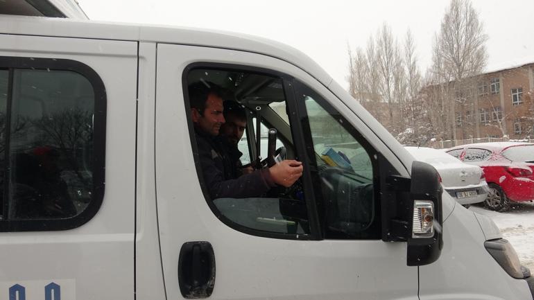 Okul bahçesine giren kurt köpeği öğrencilere saldırdı; 3 yaralı