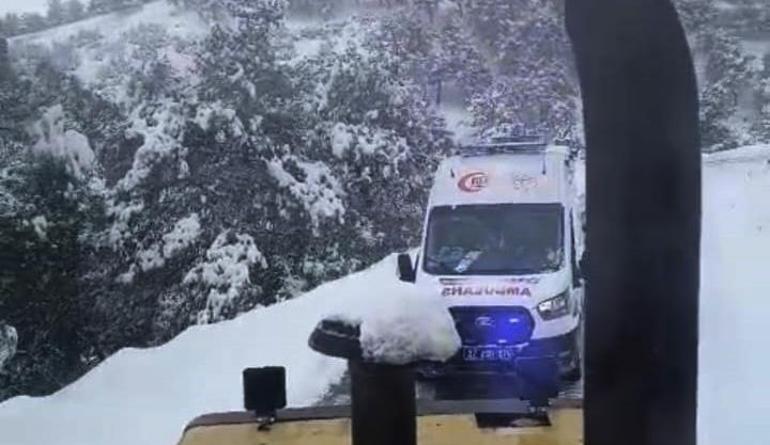 Kar nedeniyle kapanan yol, iş makinesiyle açılarak hastaneye ulaştırıldı