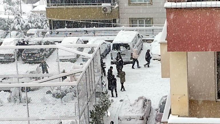 Kar yağışını, müzik eşliğinde oynayarak kutladılar