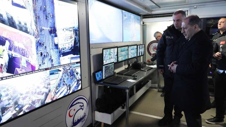 İstanbul İl Emniyet Müdürü Yıldız, Taksim Meydanında yılbaşı için alınan tedbirleri denetledi