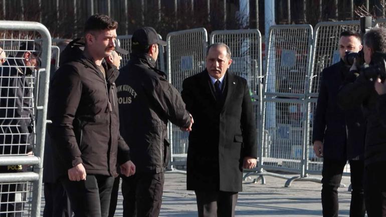 İstanbul İl Emniyet Müdürü Yıldız, Taksim Meydanında yılbaşı için alınan tedbirleri denetledi