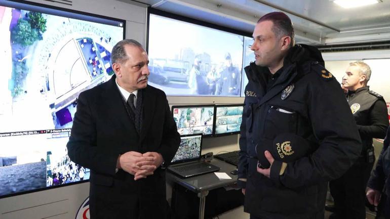 İstanbul İl Emniyet Müdürü Yıldız, Taksim Meydanında yılbaşı için alınan tedbirleri denetledi