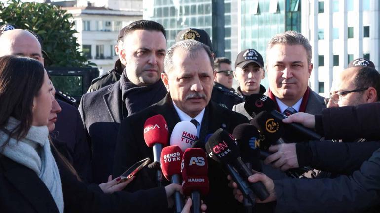 İstanbul İl Emniyet Müdürü Yıldız, Taksim Meydanında yılbaşı için alınan tedbirleri denetledi