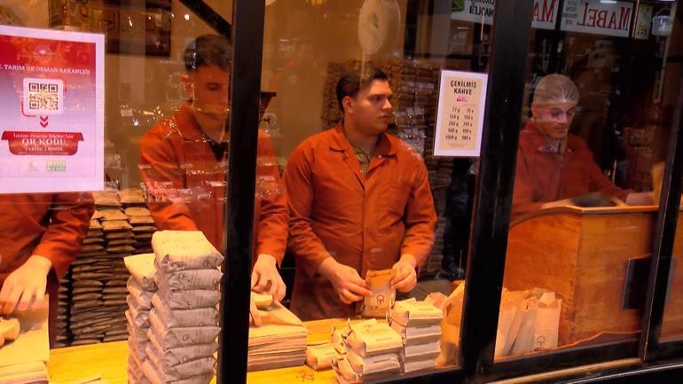 Yeni yıla saatler kala Mısır Çarşısında alışveriş yoğunluğu