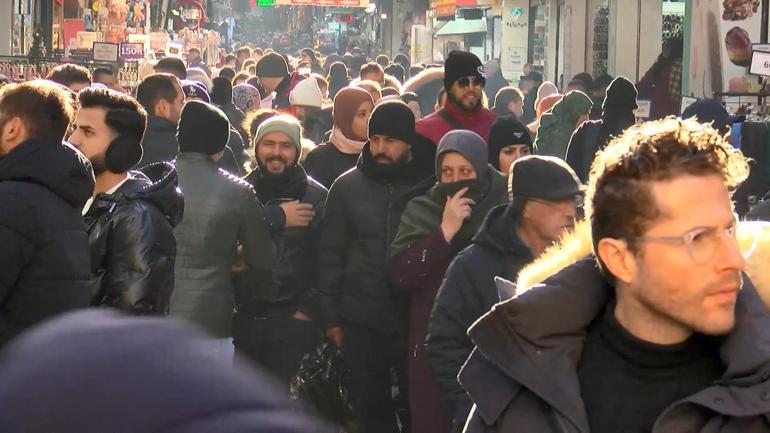 Yeni yıla saatler kala Mısır Çarşısında alışveriş yoğunluğu