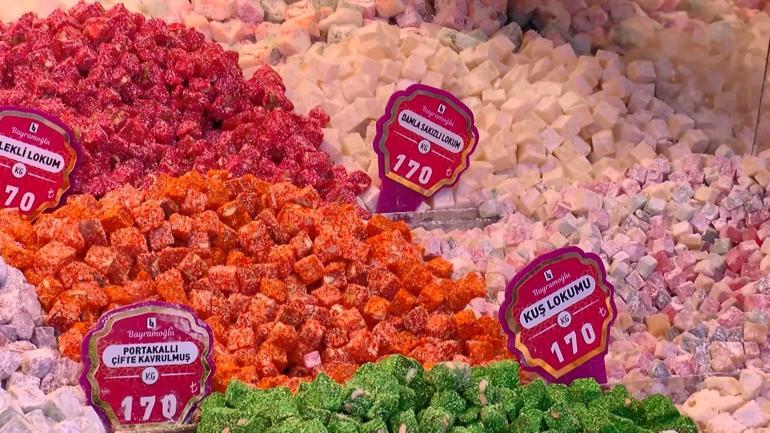 Yeni yıla saatler kala Mısır Çarşısında alışveriş yoğunluğu