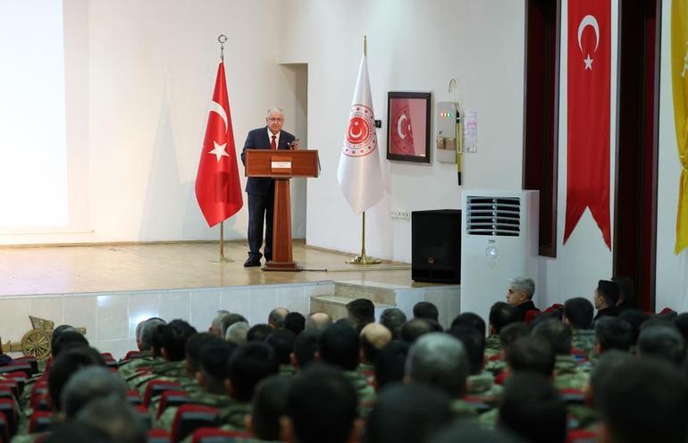 Bakan Güler, Mehmetçiğin yeni yılını kutladı
