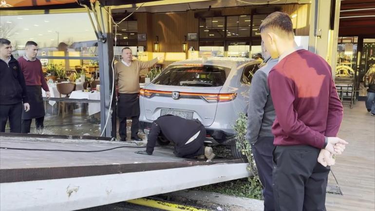 Esenyurtta müzisyen Cahit Berkayın kullandığı otomobil restorana girdi