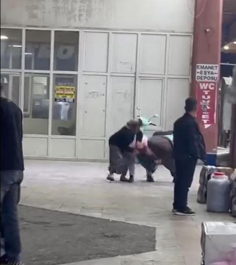 Kadınların saç saça baş başa kavgası kamerada