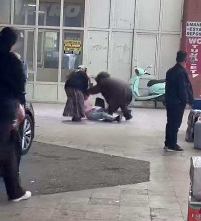 Kadınların saç saça baş başa kavgası kamerada