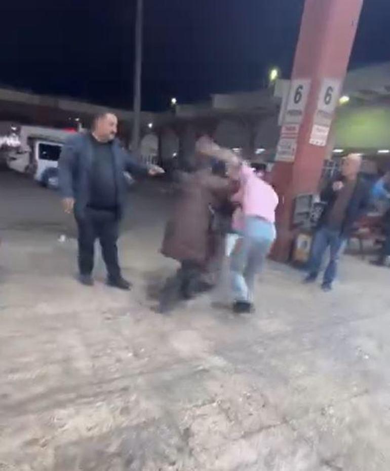 Kadınların saç saça baş başa kavgası kamerada