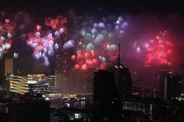 Tayland’da 2026 yılı havai fişek gösterileriyle kutlandı