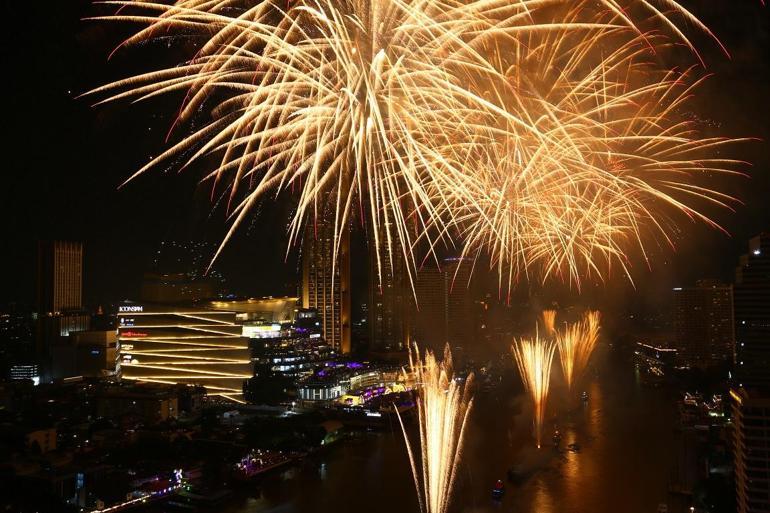 Tayland’da 2026 yılı havai fişek gösterileriyle kutlandı