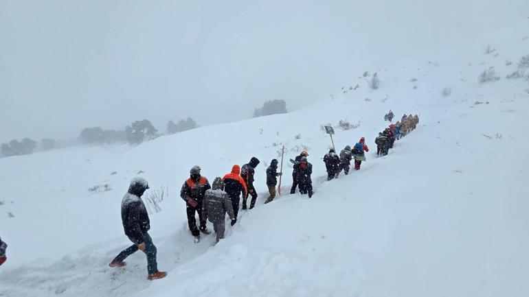 Artvin’de çığ düştü; kar altında kalan 3 çobandan 1’i öldü, 2’si aranıyor