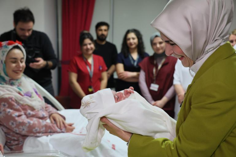 Bakan Göktaş, yılın son günü doğan bebekleri ziyaret etti