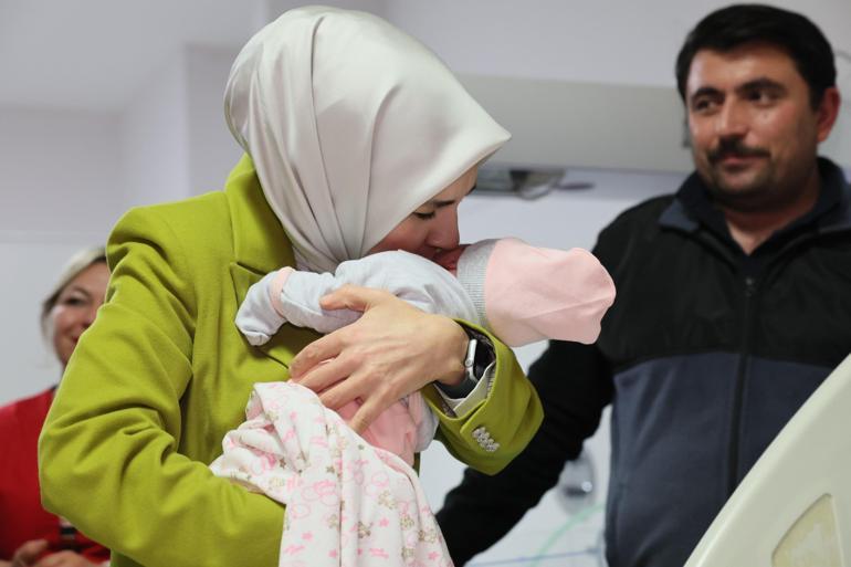 Bakan Göktaş, yılın son günü doğan bebekleri ziyaret etti