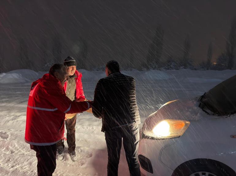 Türk Kızılay’ı Muş-Bingöl karayolunda mahsur kalan 50 kişinin yardımına koştu