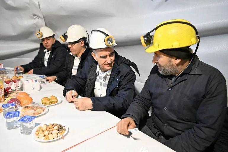 Manisa Valisi Özkan, yeni yıla madencilerle yer altında girdi