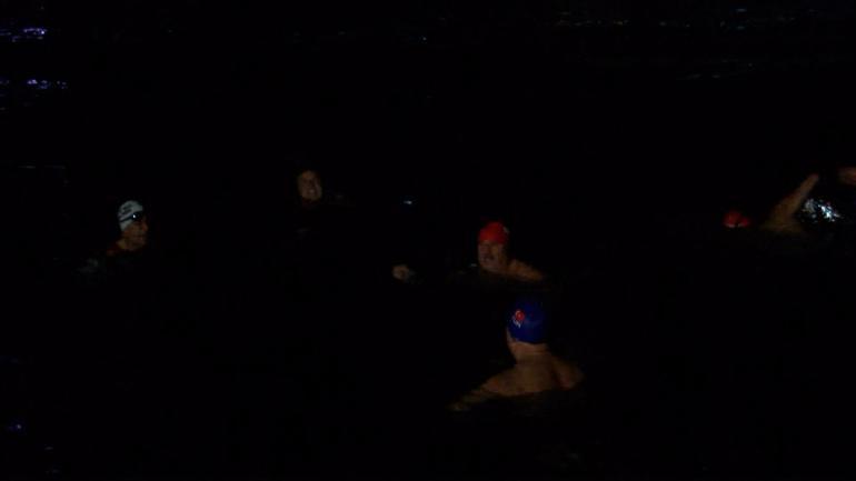 Fatihte 2026ya buz gibi suda yüzerek girdiler