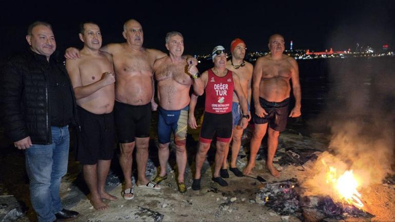 Fatihte 2026ya buz gibi suda yüzerek girdiler
