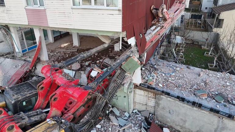 Başakşehirde yokuştan kayan TIRın dorsesi ve iş makinası binaya girdi; 2 yaralı
