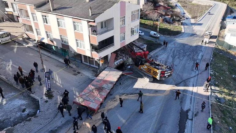 Başakşehirde yokuştan kayan TIRın dorsesi ve iş makinası binaya girdi; 2 yaralı