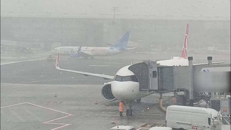 İstanbul Havalimanında kar yağışı