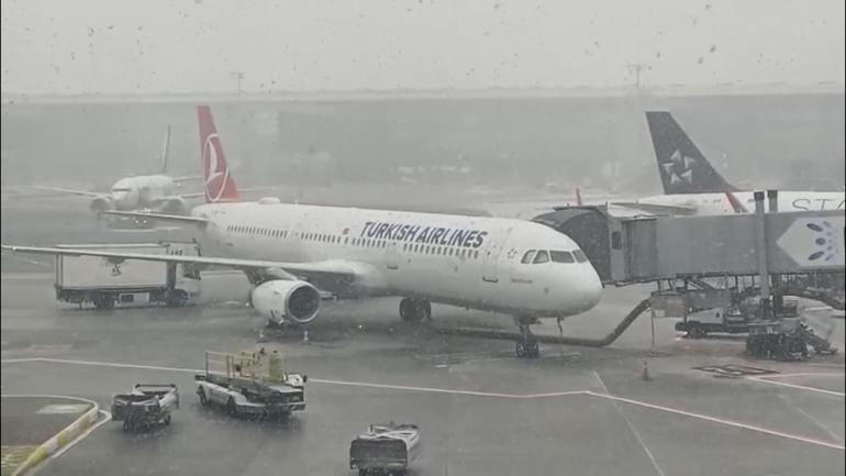 İstanbul Havalimanında kar yağışı