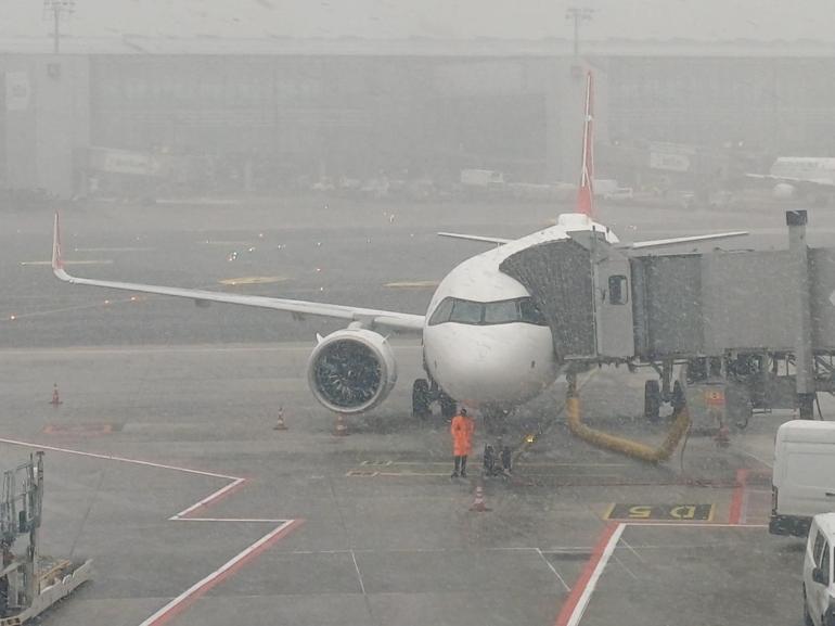 İstanbul Havalimanında kar yağışı