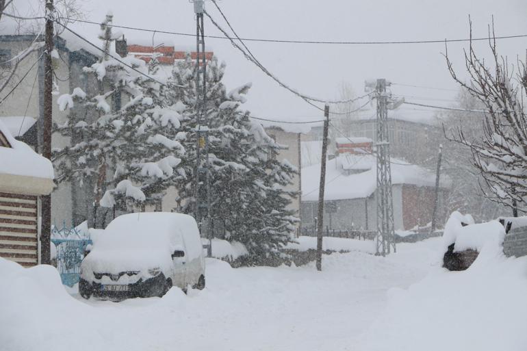 Karlıova’da 25 köy yolu kardan kapandı