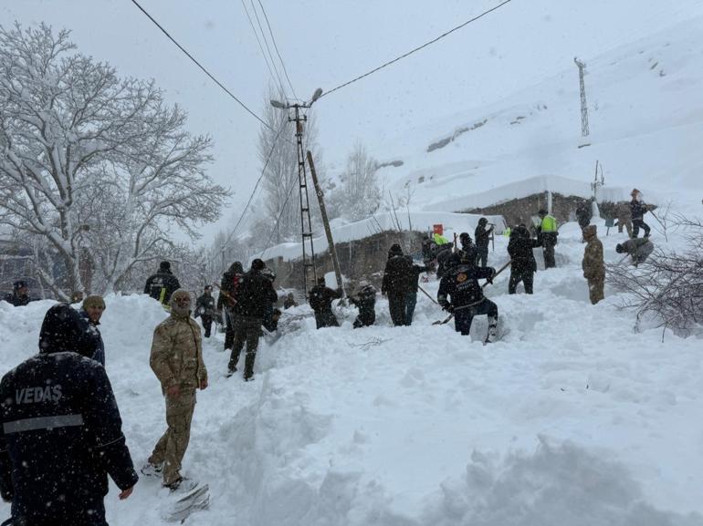 Çatak’ta çığ düşen evde yaralanan kadın öldü; 20 ev tahliye edildi