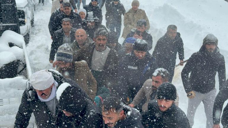 Çatak’ta çığ düşen evde yaralanan kadın öldü; 20 ev tahliye edildi