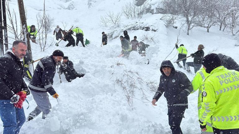 Çatak’ta çığ düşen evde yaralanan kadın öldü; 20 ev tahliye edildi