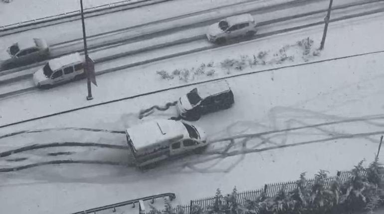 Kar yağışının etkili olduğu Kağıthanede araçlar ilerlemekte zorlandı