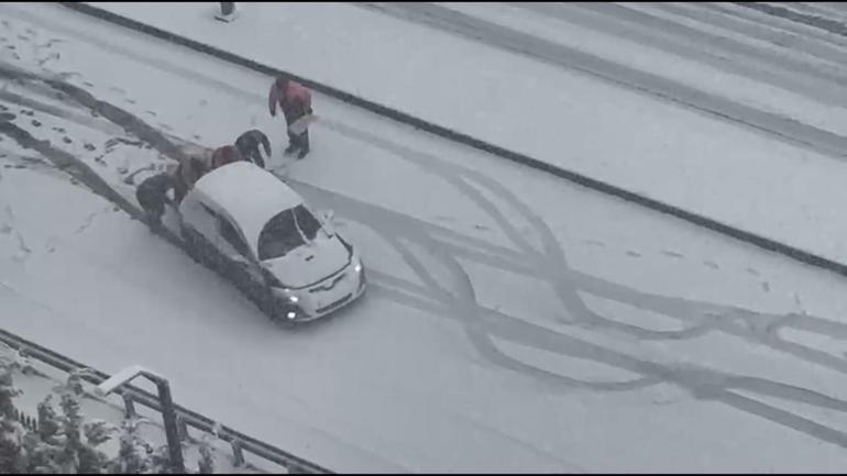 Kar yağışının etkili olduğu Kağıthanede araçlar ilerlemekte zorlandı