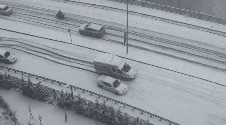 Kar yağışının etkili olduğu Kağıthanede araçlar ilerlemekte zorlandı