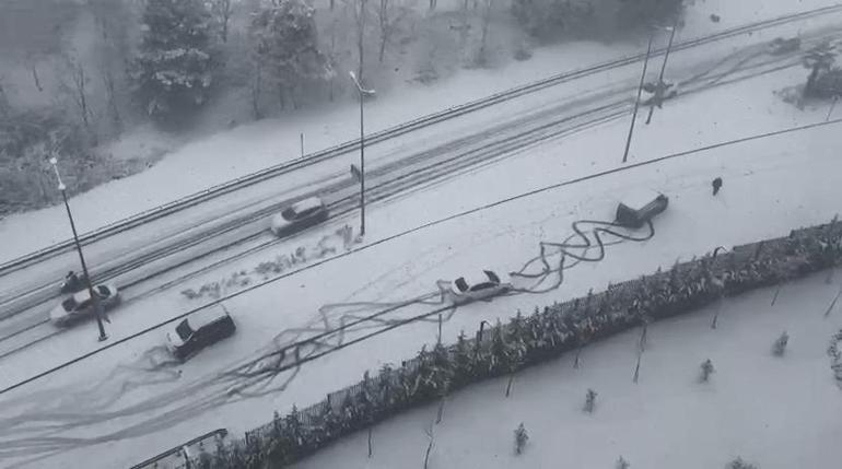 Kar yağışının etkili olduğu Kağıthanede araçlar ilerlemekte zorlandı