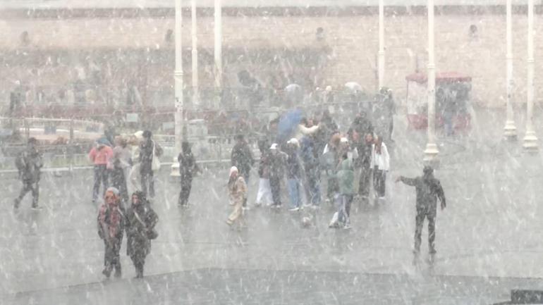 Taksimde kar yağışı etkili oldu