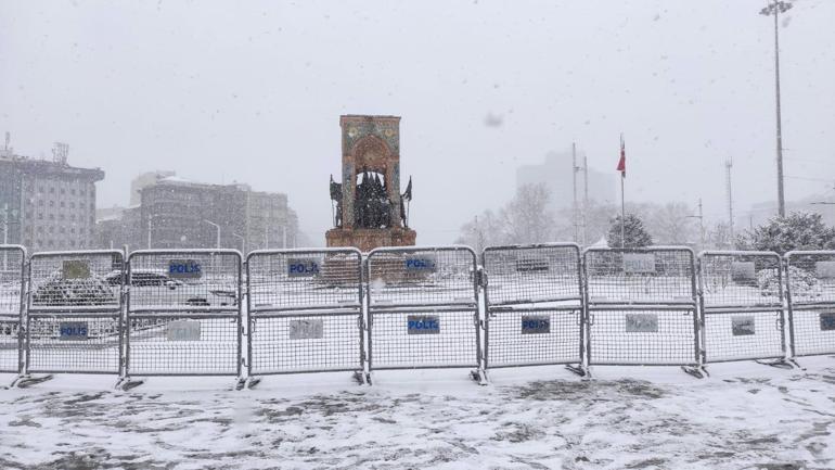 Taksimde kar yağışı etkili oldu