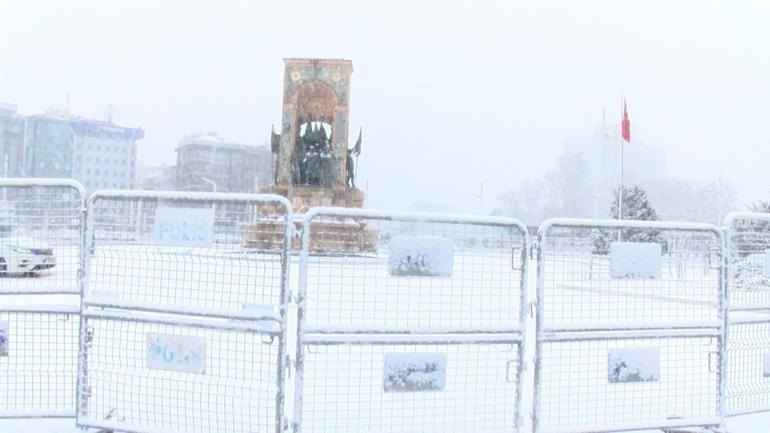 Taksimde kar yağışı etkili oldu