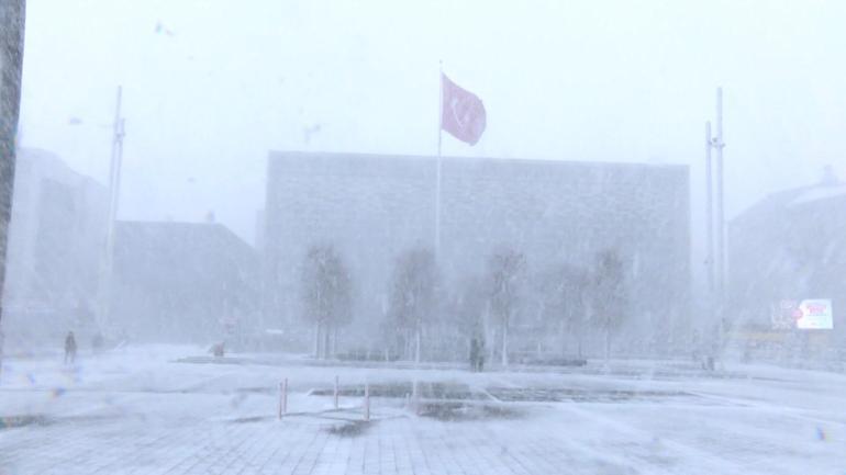 Taksimde kar yağışı etkili oldu