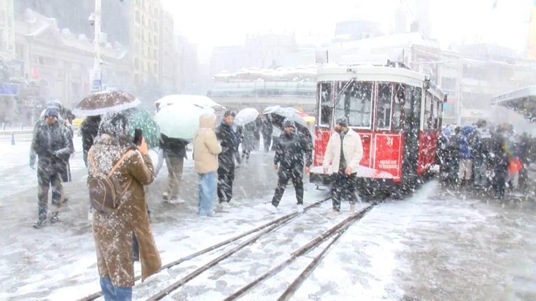 Taksimde kar yağışı etkili oldu