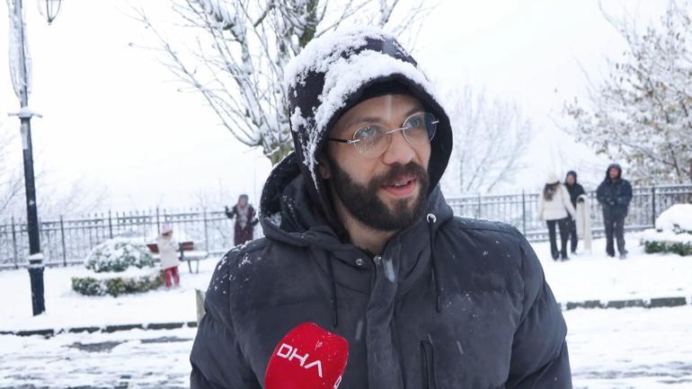 Çamlıca Tepesinde kar yağışının keyfini aileler çıkardı